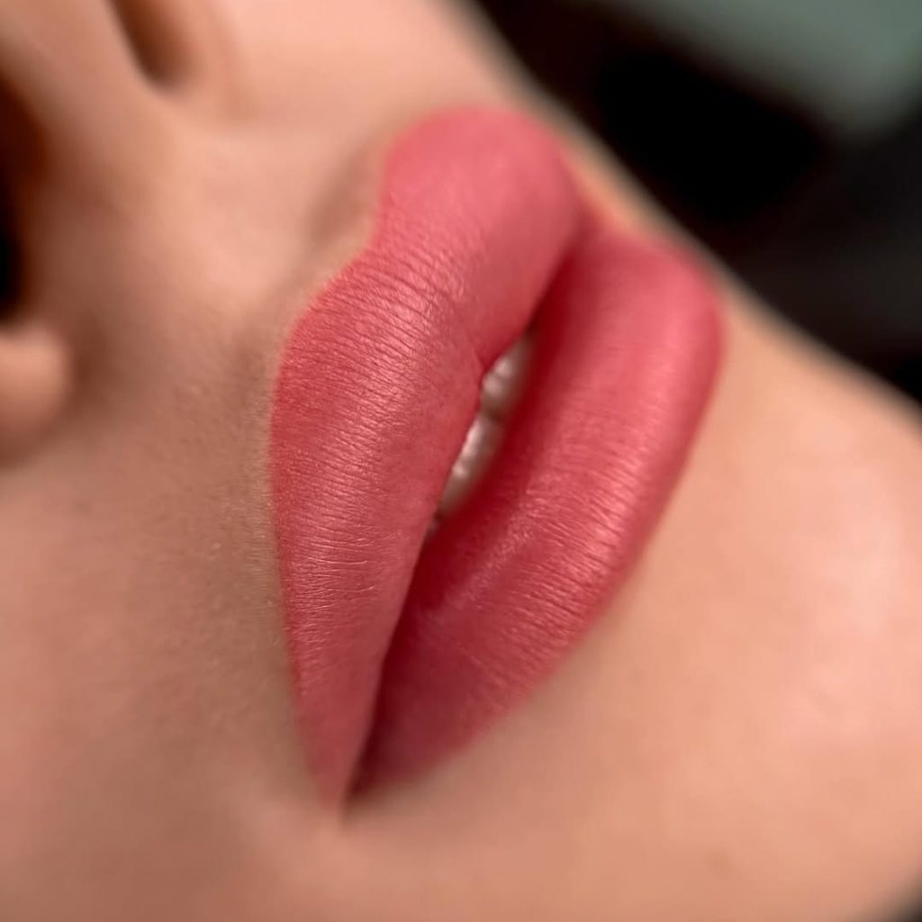 Lèvres : sublimer sans figer – les secrets d’un maquillage permanent naturel